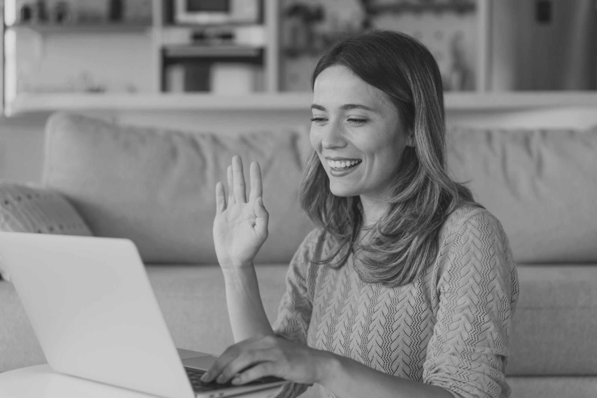 Sesión práctica de presupuesto personal con materiales educativos sobre planificación financiera