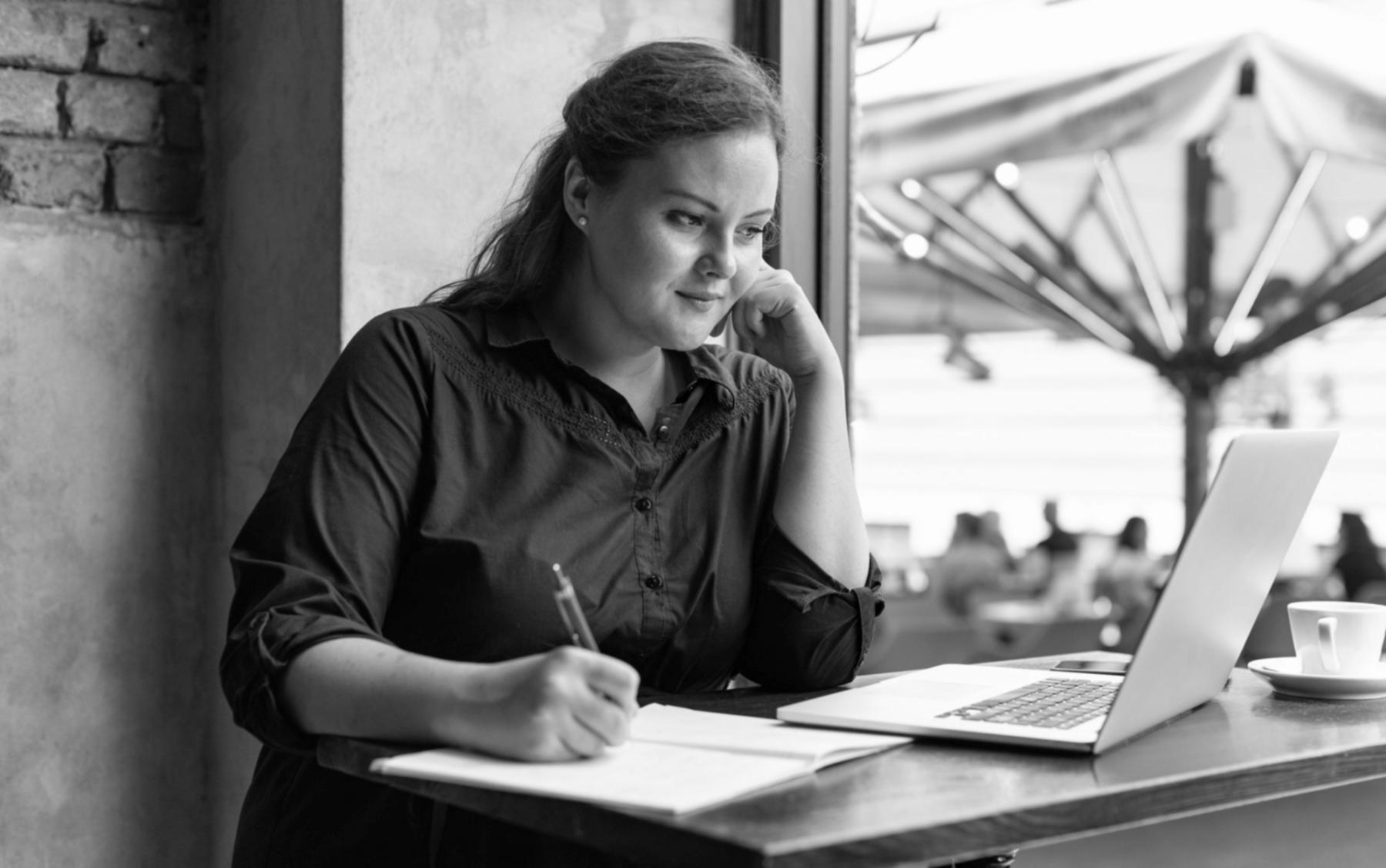 Persona trabajando en planificación financiera personal con documentos y calculadora