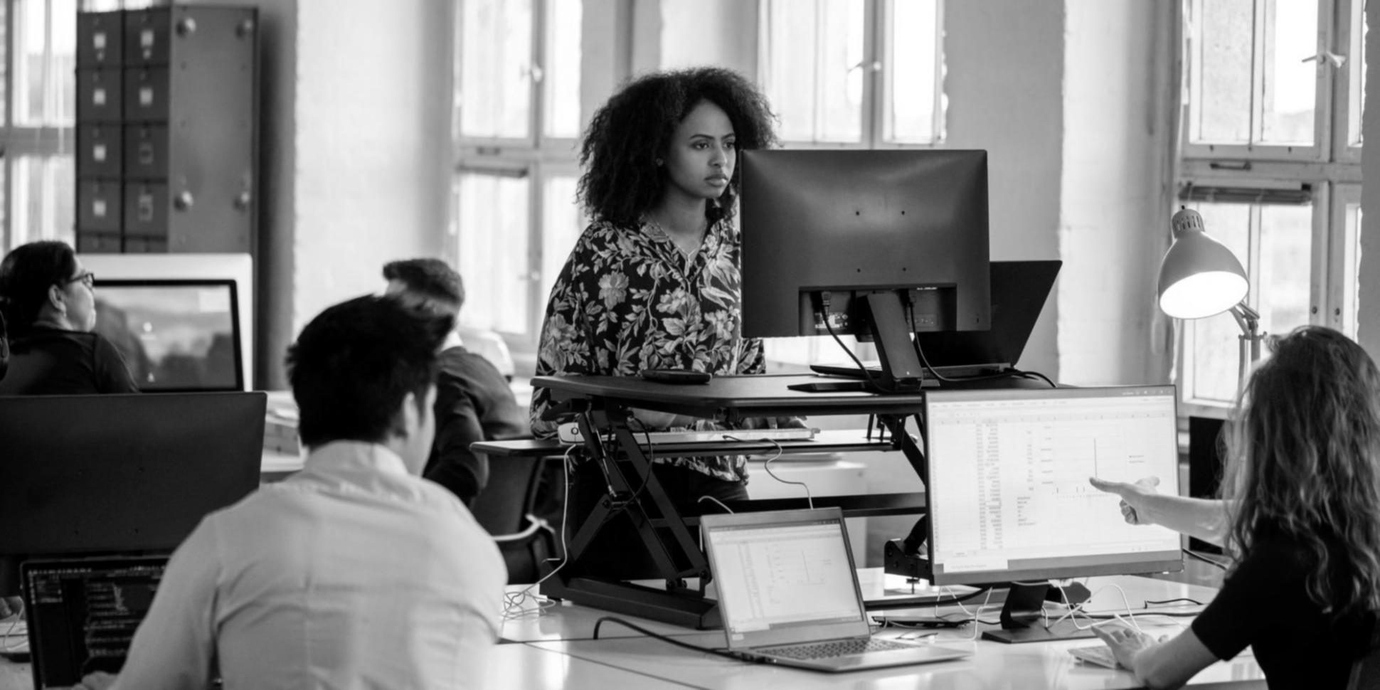 Taller grupal de educación financiera en sesión práctica