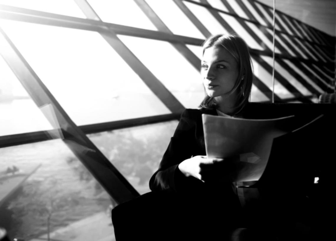 Sesión de planificación financiera personalizada con documentación real