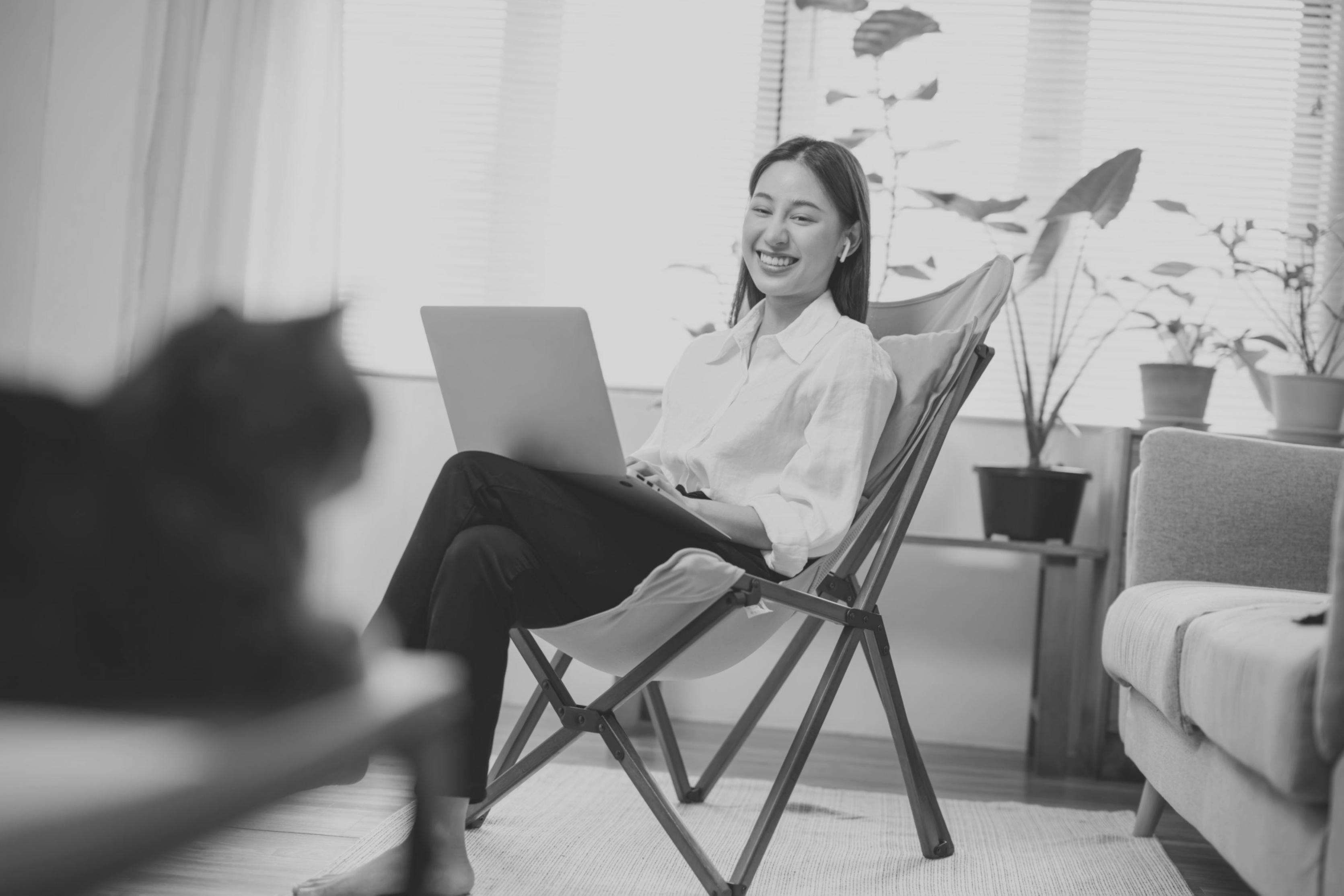 Espacio de trabajo organizado con laptop y documentos financieros
